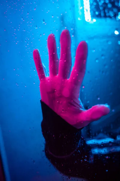 Mano Dramática Ventana Iluminada Neón Con Gotas Lluvia Colores Neonificados — Foto de Stock