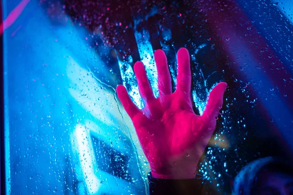 Dramatisk Hand Neonljus Fönster Med Regndroppar Ljusa Neonerade Färger Skrämmande — Stockfoto