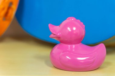 Ahşap bir rafta renkli nesneler, oyuncaklar ve enstrümanlar. Parti renkli nesneleri ve balonları.