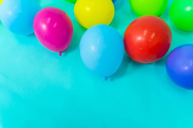 Mavi arka planda renkli balonlar. Parti kartpostalı, metin için kopyalama alanı olan canlı balonlar.