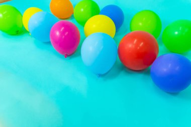 Mavi arka planda renkli balonlar. Parti kartpostalı, metin için kopyalama alanı olan canlı balonlar.