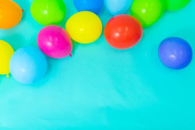 Mavi arka planda renkli balonlar. Parti kartpostalı, metin için kopyalama alanı olan canlı balonlar.