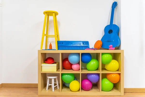 Pop Kleurrijke Voorwerpen Speelgoed Instrumenten Een Houten Plank Party Levendige — Stockfoto
