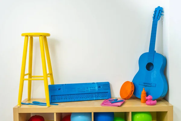 把五彩缤纷的东西 玩具和乐器放在木制架子上 党生动的彩色物体和气球 — 图库照片