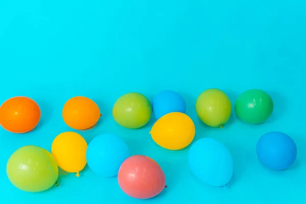 Pop Ballons Colorés Sur Fond Bleu Carte Postale Fête Ballons — Photo