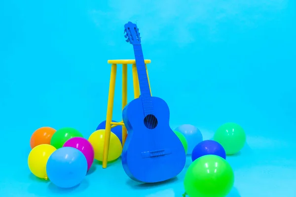Pop Globos Colores Sobre Fondo Azul Fiesta Postal Guitarra Colores —  Fotos de Stock