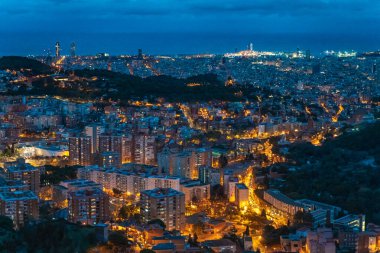 Gece ve alacakaranlık fırtınası bulutları şehrin inanılmaz dramatik panoramik manzarasını gösteriyor..