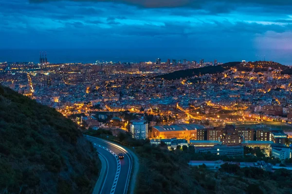 Gece Alacakaranlık Fırtınası Bulutları Şehrin Inanılmaz Dramatik Panoramik Manzarasını Gösteriyor — Stok fotoğraf