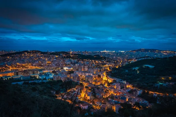 Gece Alacakaranlık Fırtınası Bulutları Şehrin Inanılmaz Dramatik Panoramik Manzarasını Gösteriyor — Stok fotoğraf