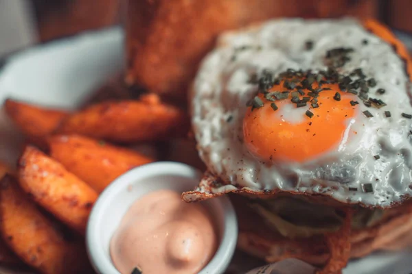 Desayuno Durante Todo Día Hamburguesa Bollo Sésamo Con Huevo Frito — Foto de Stock