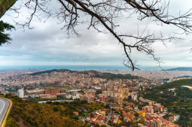 Fırtına bulutlarıyla şehrin inanılmaz dramatik panoramik manzarası.