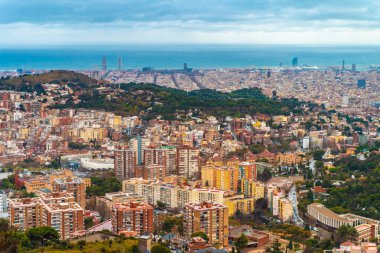 Fırtına bulutlarıyla şehrin inanılmaz dramatik panoramik manzarası.