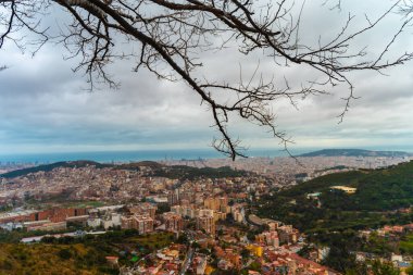 Fırtına bulutlarıyla şehrin inanılmaz dramatik panoramik manzarası.