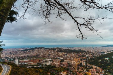 Fırtına bulutlarıyla şehrin inanılmaz dramatik panoramik manzarası.