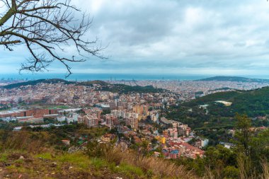 Fırtına bulutlarıyla şehrin inanılmaz dramatik panoramik manzarası.