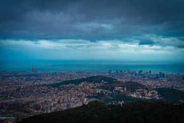 Gece ve alacakaranlık fırtınası bulutları şehrin inanılmaz dramatik panoramik manzarasını gösteriyor..