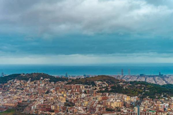 Fırtına Bulutlarıyla Şehrin Inanılmaz Dramatik Panoramik Manzarası — Stok fotoğraf