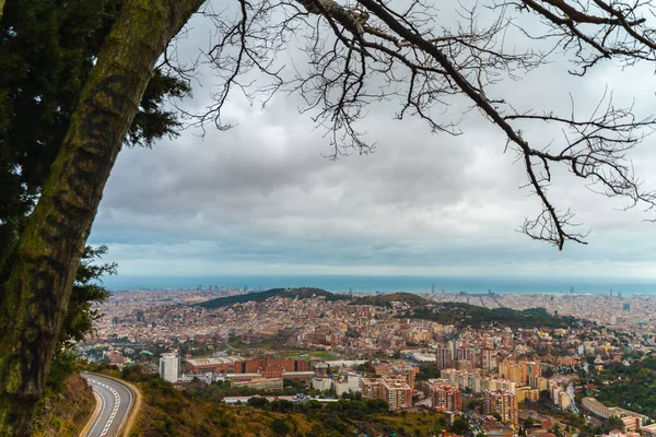 Fırtına Bulutlarıyla Şehrin Inanılmaz Dramatik Panoramik Manzarası — Stok fotoğraf