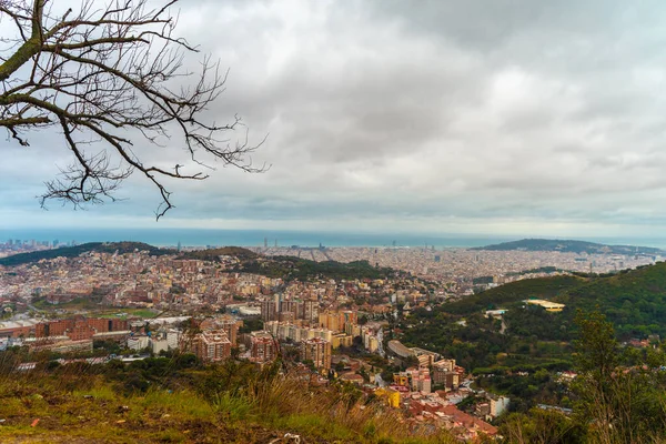 Fırtına Bulutlarıyla Şehrin Inanılmaz Dramatik Panoramik Manzarası — Stok fotoğraf