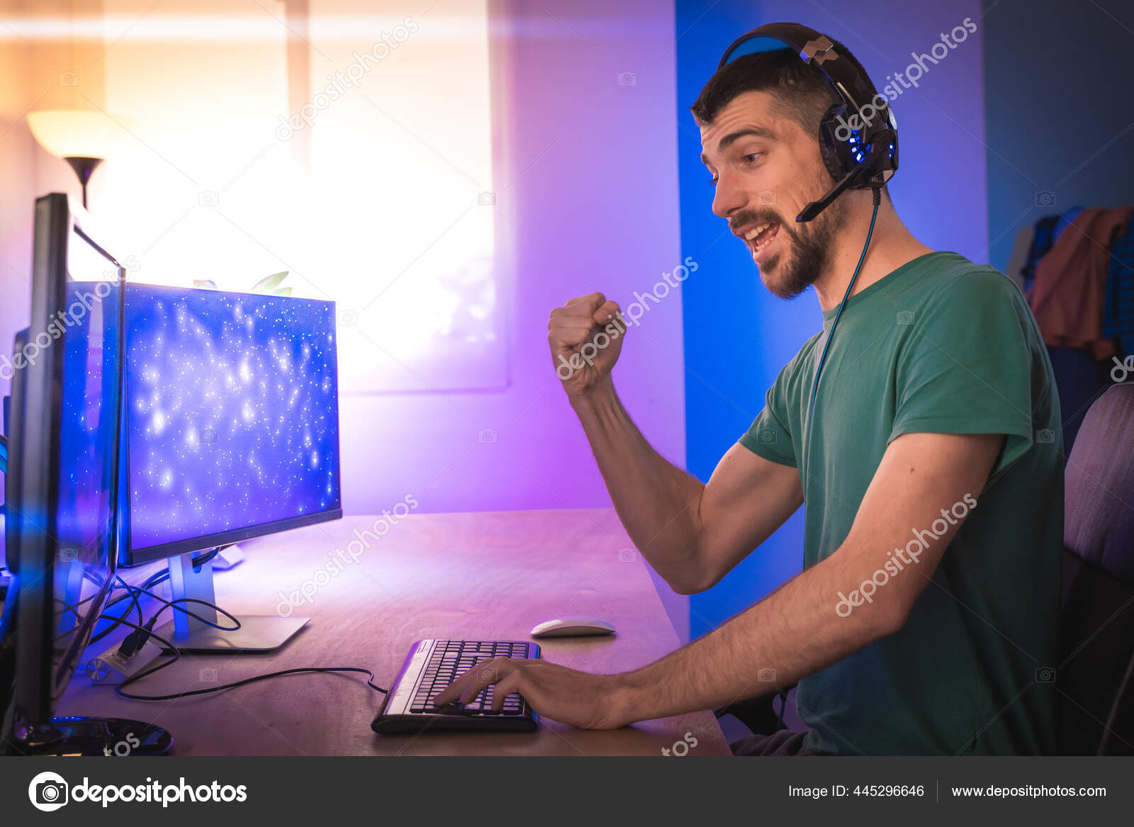 Latin Man Jogando Um Jogo De Vídeo Em Seu Pc De Jogos Imagem de