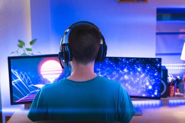 Profesyonel oyuncu kişisel bilgisayarında oyun oynuyor. Retro Arcade Style 'daki Neon Lights' ın aydınlattığı oda. Siber Şampiyonluk. Görüntü Bokeh 'e dönüşür.