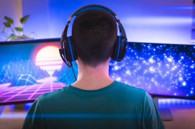 Profesyonel oyuncu kişisel bilgisayarında oyun oynuyor. Retro Arcade Style 'daki Neon Lights' ın aydınlattığı oda. Siber Şampiyonluk. Görüntü Bokeh 'e dönüşür.