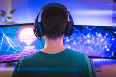 Profesyonel oyuncu kişisel bilgisayarında oyun oynuyor. Retro Arcade Style 'daki Neon Lights' ın aydınlattığı oda. Siber Şampiyonluk. Görüntü Bokeh 'e dönüşür.