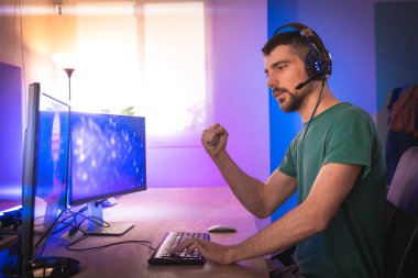 Profesyonel oyuncu kişisel bilgisayarında oyun oynuyor. Retro Arcade Style 'daki Neon Lights' ın aydınlattığı oda. Siber Şampiyonluk. Görüntü Bokeh 'e dönüşür.