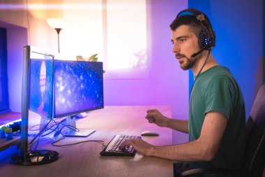 Profesyonel oyuncu kişisel bilgisayarında oyun oynuyor. Retro Arcade Style 'daki Neon Lights' ın aydınlattığı oda. Siber Şampiyonluk. Görüntü Bokeh 'e dönüşür.