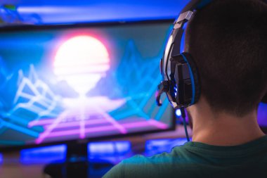 Profesyonel oyuncu kişisel bilgisayarında oyun oynuyor. Retro Arcade Style 'daki Neon Lights' ın aydınlattığı oda. Siber Şampiyonluk. Görüntü Bokeh 'e dönüşür.