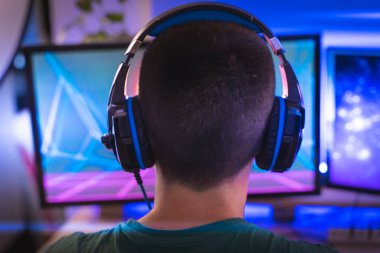 Profesyonel oyuncu kişisel bilgisayarında oyun oynuyor. Retro Arcade Style 'daki Neon Lights' ın aydınlattığı oda. Siber Şampiyonluk. Görüntü Bokeh 'e dönüşür.