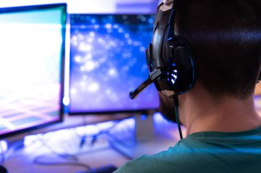 Profesyonel oyuncu kişisel bilgisayarında oyun oynuyor. Retro Arcade Style 'daki Neon Lights' ın aydınlattığı oda. Siber Şampiyonluk. Görüntü Bokeh 'e dönüşür.