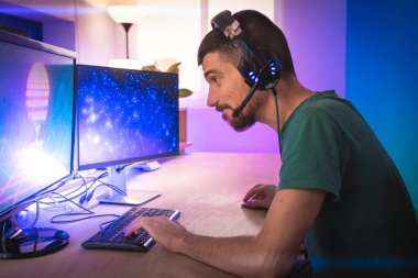 Profesyonel oyuncu kişisel bilgisayarında oyun oynuyor. Retro Arcade Style 'daki Neon Lights' ın aydınlattığı oda. Siber Şampiyonluk. Görüntü Bokeh 'e dönüşür.