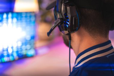 Profesyonel oyuncu kişisel bilgisayarında oyun oynuyor. Retro Arcade Style 'daki Neon Lights' ın aydınlattığı oda. Siber Şampiyonluk. Görüntü Bokeh 'e dönüşür.