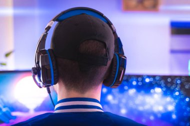 Profesyonel oyuncu kişisel bilgisayarında oyun oynuyor. Retro Arcade Style 'daki Neon Lights' ın aydınlattığı oda. Siber Şampiyonluk. Görüntü Bokeh 'e dönüşür.