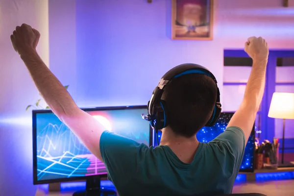Profi Játékos Videojátékozik Személyi Számítógépén Szoba Világít Neon Lights Retro — Stock Fotó