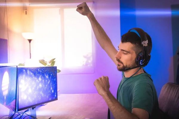 Professional Gamer Playing Video Game His Personal Computer Room Lit — Stock Photo, Image