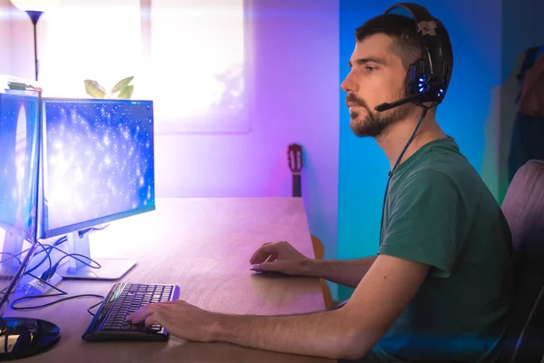 Jogador Profissional Jogando Videogame Seu Computador Pessoal Quarto Iluminado Por — Fotografia de Stock