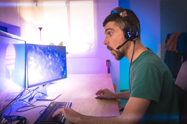 Professionele Gamer Spelen Video Game Zijn Personal Computer Kamer Verlicht — Stockfoto