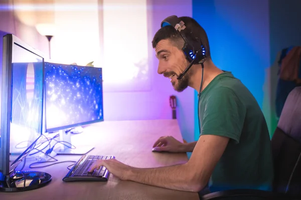 Jogador Profissional Jogando Videogame Seu Computador Pessoal Quarto Iluminado Por — Fotografia de Stock