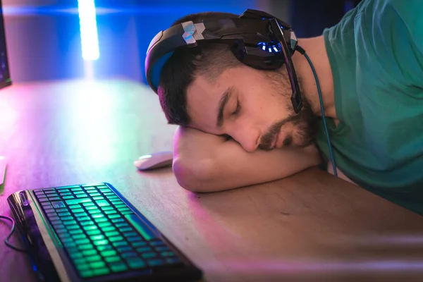 Profi Gamer Besiegt Erschöpft Und Traurig Vor Seinem Raum Beleuchtet — Stockfoto