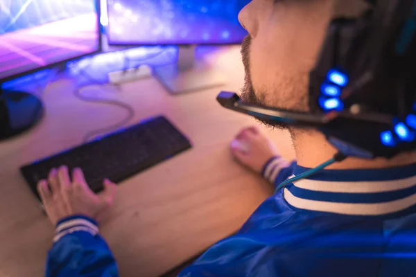 Jogador Profissional Jogando Videogame Seu Computador Pessoal Quarto Iluminado Por — Fotografia de Stock