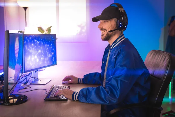 Jogador Profissional Jogando Videogame Seu Computador Pessoal Quarto Iluminado Por — Fotografia de Stock