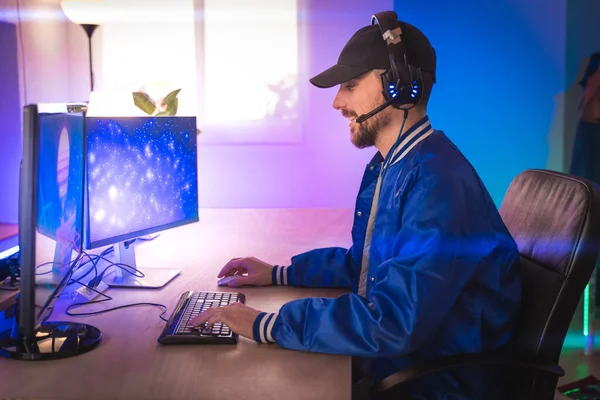 Professionele Gamer Spelen Video Game Zijn Personal Computer Kamer Verlicht — Stockfoto