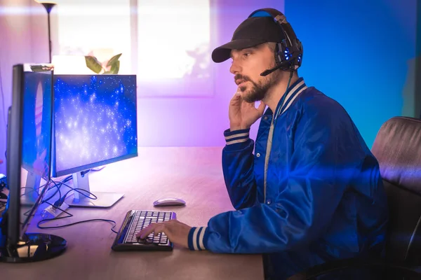 Jogador Profissional Jogando Videogame Seu Computador Pessoal Quarto Iluminado Por — Fotografia de Stock