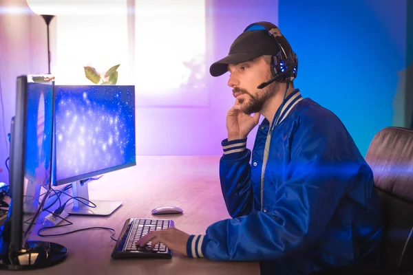 Joueur Professionnel Jouant Jeu Vidéo Sur Son Ordinateur Personnel Chambre — Photo