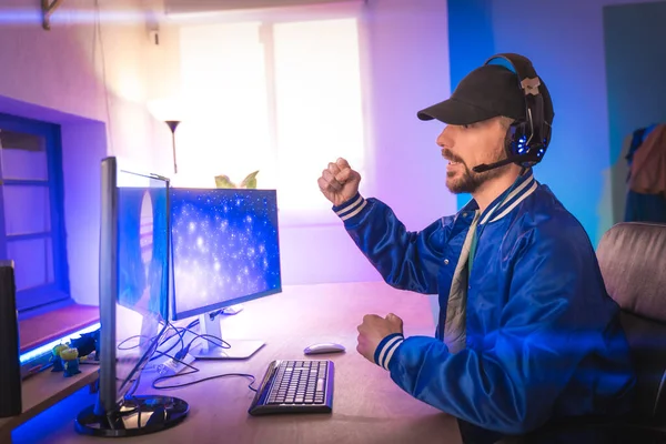 Professional Gamer Playing Video Game His Personal Computer Celebrating Victory — Stock Photo, Image