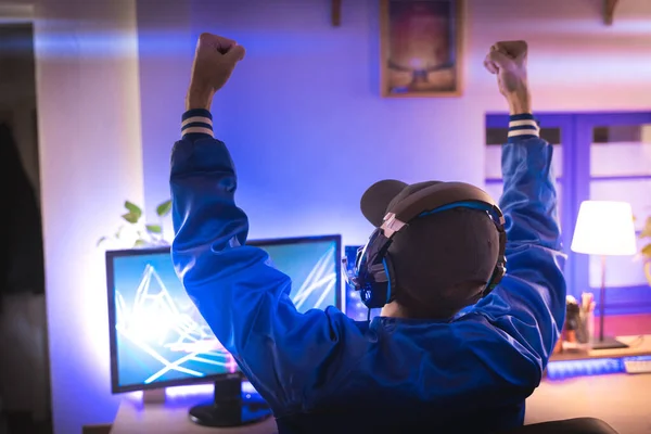 Jogador Profissional Jogando Videogame Seu Computador Pessoal Celebrando Vitória Quarto — Fotografia de Stock