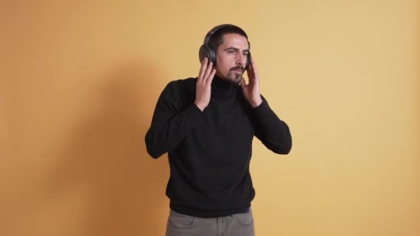 Hombre Joven Con Auriculares Disfrutar Música Bailando Sobre Fondo Oro — Vídeos de Stock