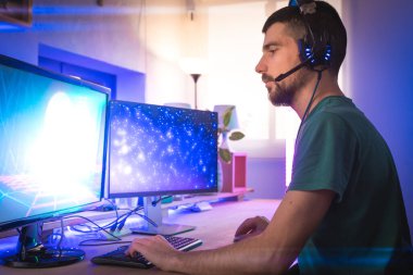 Profesyonel oyuncu kişisel bilgisayarında oyun oynuyor. Retro Arcade Style 'daki Neon Lights' ın aydınlattığı oda. Siber Şampiyonluk. Görüntü Bokeh 'e dönüşür.